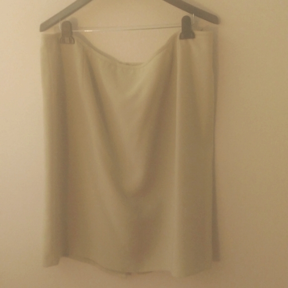 3 piece - Avocado Green suit. Gorgeous & beautiful inside lining --Tahari - Picture 6 of 6